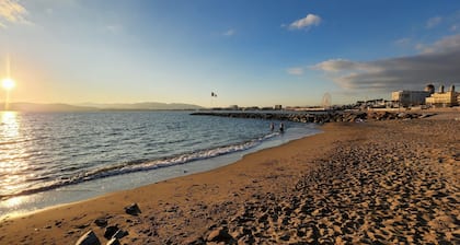 Beautiful Villa, calm, 5 minutes walk to the beach. Walking distance to town.