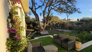 A garden with a patio area, outdoor furniture, and a tree. - Beautiful Villa, calm, 5 minutes walk to the beach. Walking distance to town. (Saint-Raphaël)