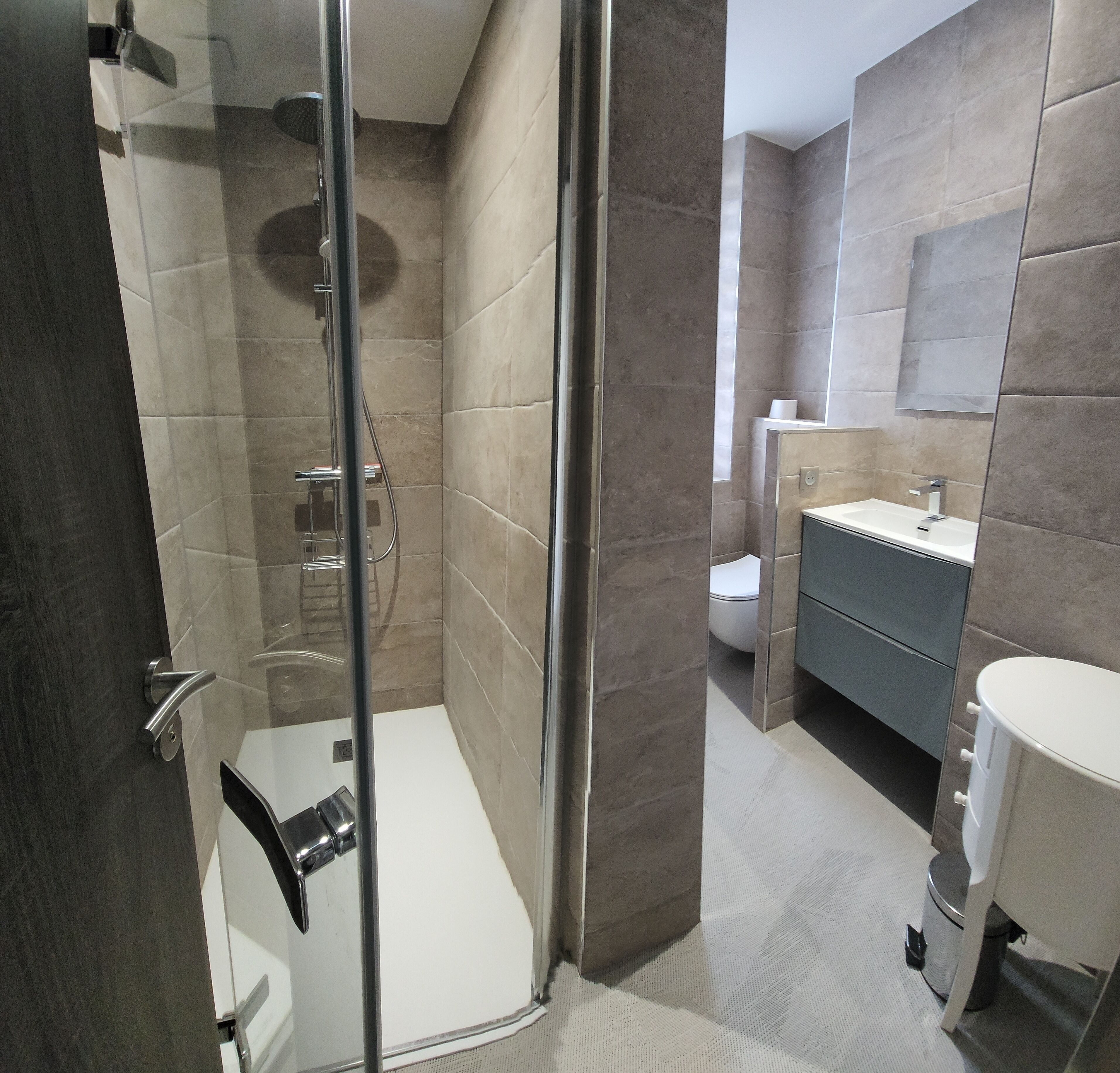 Douche, sèche-cheveux, serviettes fournies, papier toilette