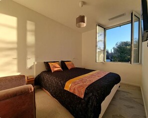 5 Schlafzimmer, Bügeleisen/Bügelbrett, Reisekinderbett, WLAN