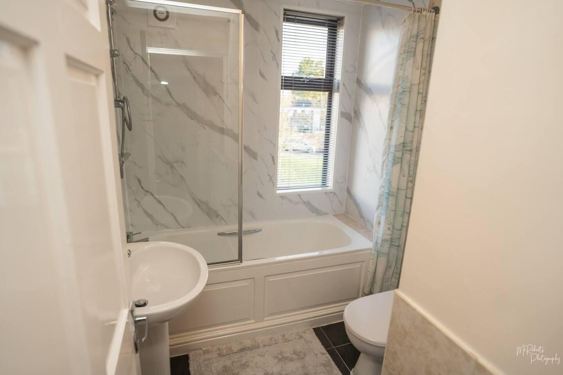 Combined shower/tub, deep soaking tub, towels