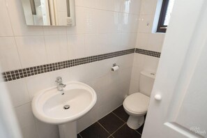 Combined shower/bathtub, deep-soaking bathtub, towels - Spacious 3-bed House in Harborne (Birmingham)