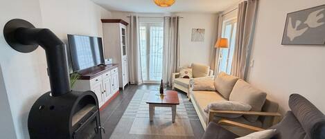 Fernseher, Kamin, DVD-Player, Stereoanlage