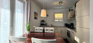 Fridge, microwave, oven, stovetop - Strandnahe, Helle, Moderne 2-zimmer-ferienwohnung für Bis. 3 Pers (Graal-Müritz)