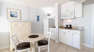 Een koelkast, een magnetron, een koffiezetapparaat/waterkoker