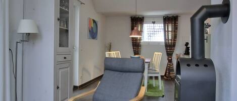 Fernseher, Kamin, Stereoanlage