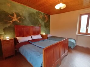 5 makuuhuonetta, vauvan matkasänky, vuodevaatteet
