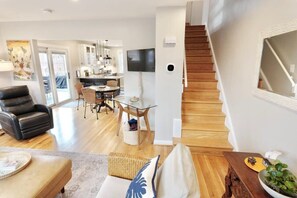 TV, offices - Your Happy Place | 4BR + Parking | Sleeps 8 (Washington)