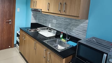 Lemari es, microwave, kompor, dan ketel listrik