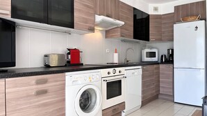 Unclassified image, 3 of 16, button - Duplex 3-Room Apartment, 5 Sleeps, Steps from Beach, South-Facing Terrace, Parking Included (Le Lavandou)