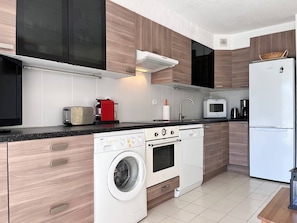Four à micro-ondes, un four, surface de cuisson, lave-vaisselle