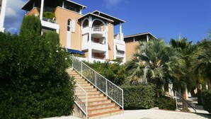 Unclassified image, 5 of 16, button - Duplex 3-Room Apartment, 5 Sleeps, Steps from Beach, South-Facing Terrace, Parking Included (Le Lavandou)