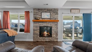 Smart TV, fireplace