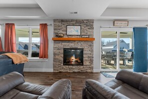 Smart TV, fireplace - Dog Friendly, Lakefront Home w/ Private Hot Tub - Pool Access near Marina-FREE TICKETS Included! (Hollister)