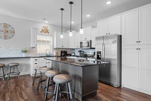 Fridge, microwave, oven, stovetop - Dog Friendly, Lakefront Home w/ Private Hot Tub - Pool Access near Marina-FREE TICKETS Included! (Hollister)