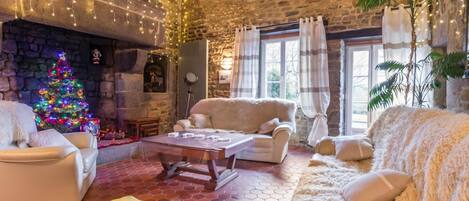 Una televisión, una mesa de tenis de mesa