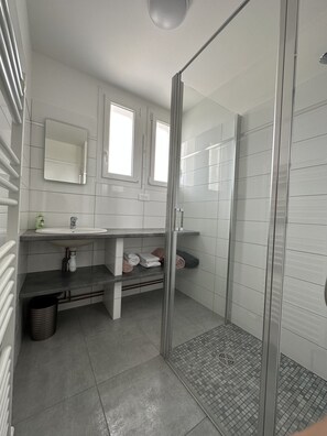 Dusj, hårføner, håndklær og såpe