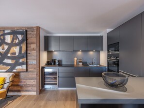 Fridge, oven, dishwasher, coffee/tea maker