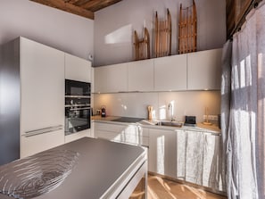 Fridge, dishwasher