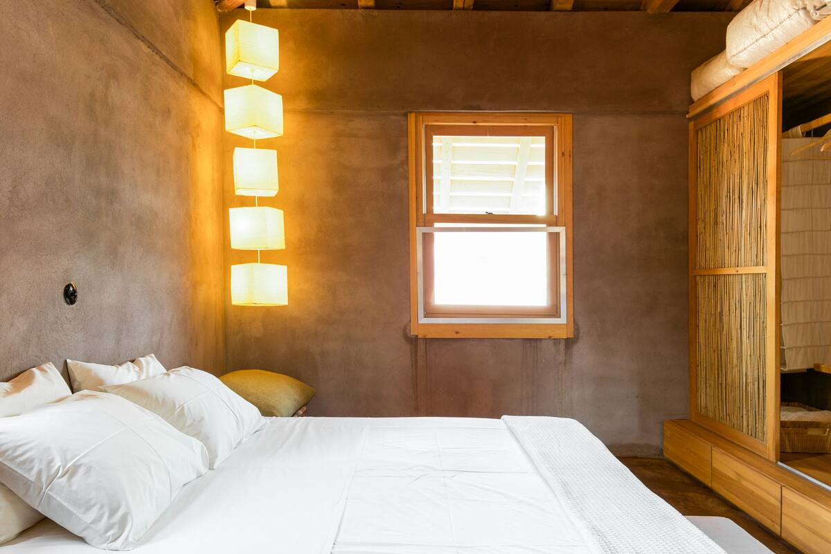 1 kamar tidur, seprai premium, dan selimut bulu angsa