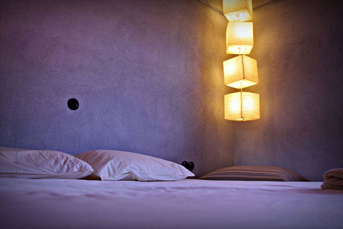 1 kamar tidur, seprai premium, dan selimut bulu angsa