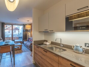 Fridge, dishwasher