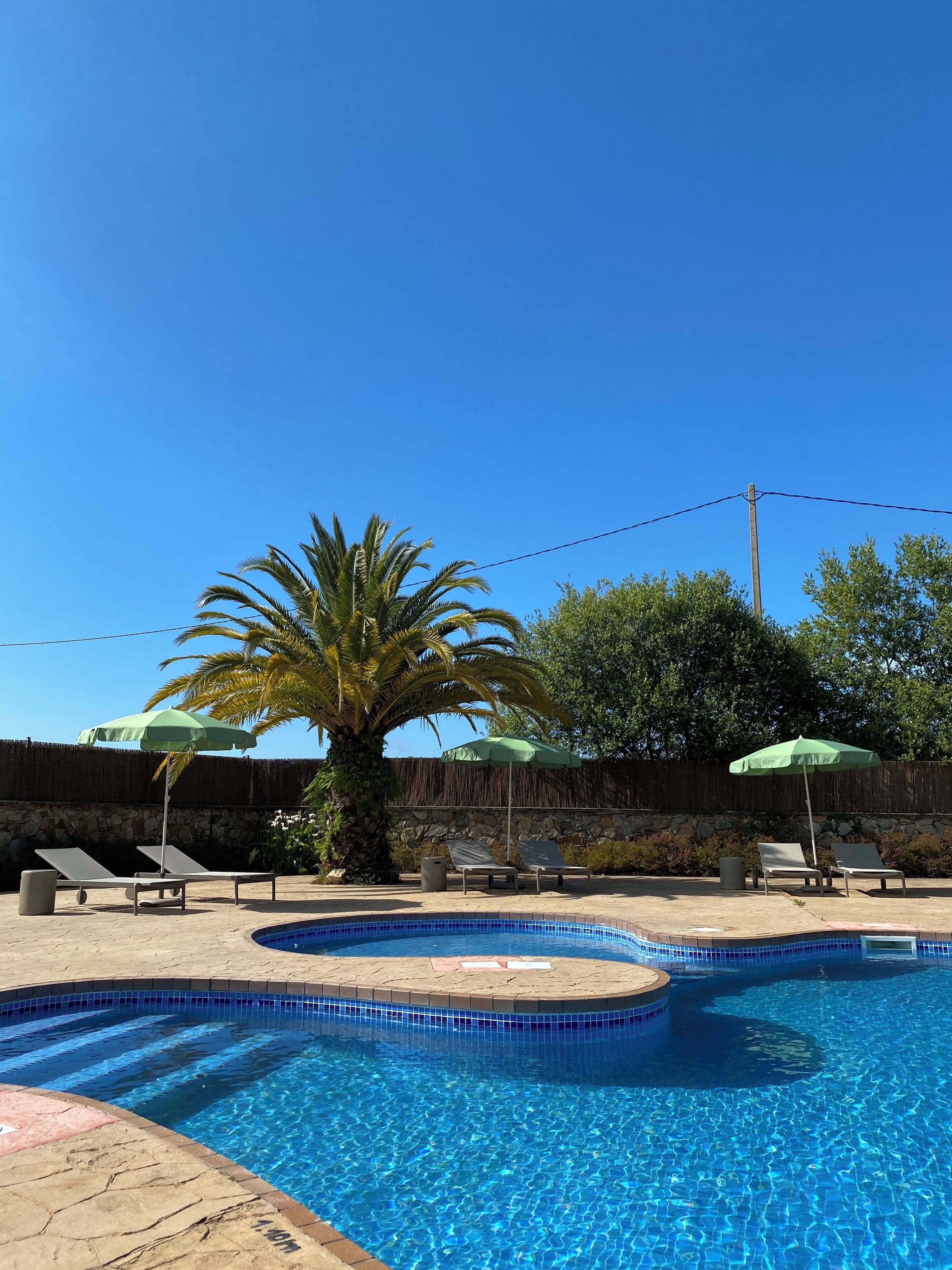 حمّام سباحة خارجي موسمي، مظلات على حمّام السباحة، مقاعد للتشمس