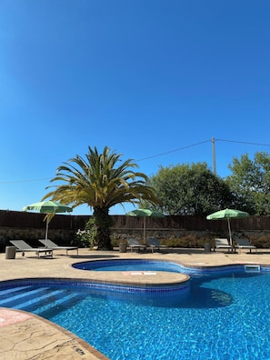 Piscine extérieure (ouverte en saison), parasols de plage