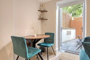 Dining - The Luxe Hideaway - Stunning 2 bedroom apartment in Wanstead, East London (London)