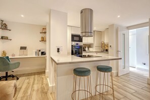 Fridge, microwave, oven, stovetop - The Luxe Hideaway - Stunning 2 bedroom apartment in Wanstead, East London (London)