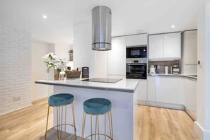 Fridge, microwave, oven, stovetop - 2 Bedroom, extra stylish, stunning apartment - Escape London, in London (London)