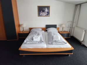 Hypo-allergenic bedding, desk, free WiFi - Hotel Heidekrug (Appen)