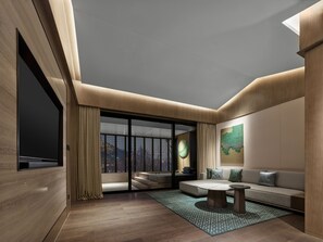 Suite, utsikt mot innsjø | Oppholdsområde | En 55-tommers LED-TV med kabel-kanaler samt oppvarmet gulv