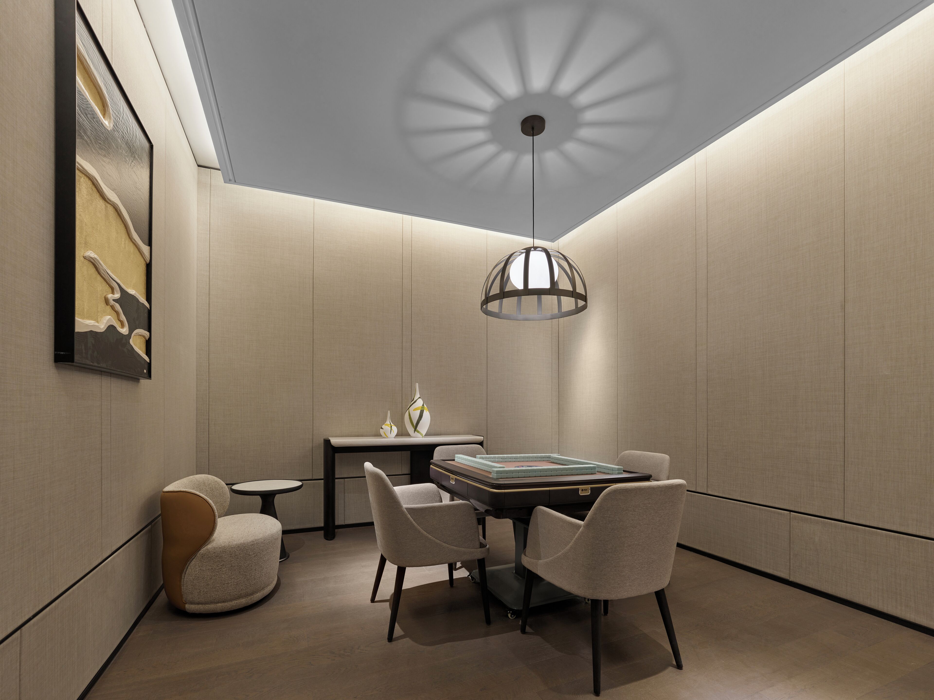 Una habitación moderna y minimalista con una mesa redonda, dos sillas, una mesita auxiliar y una lámpara decorativa.