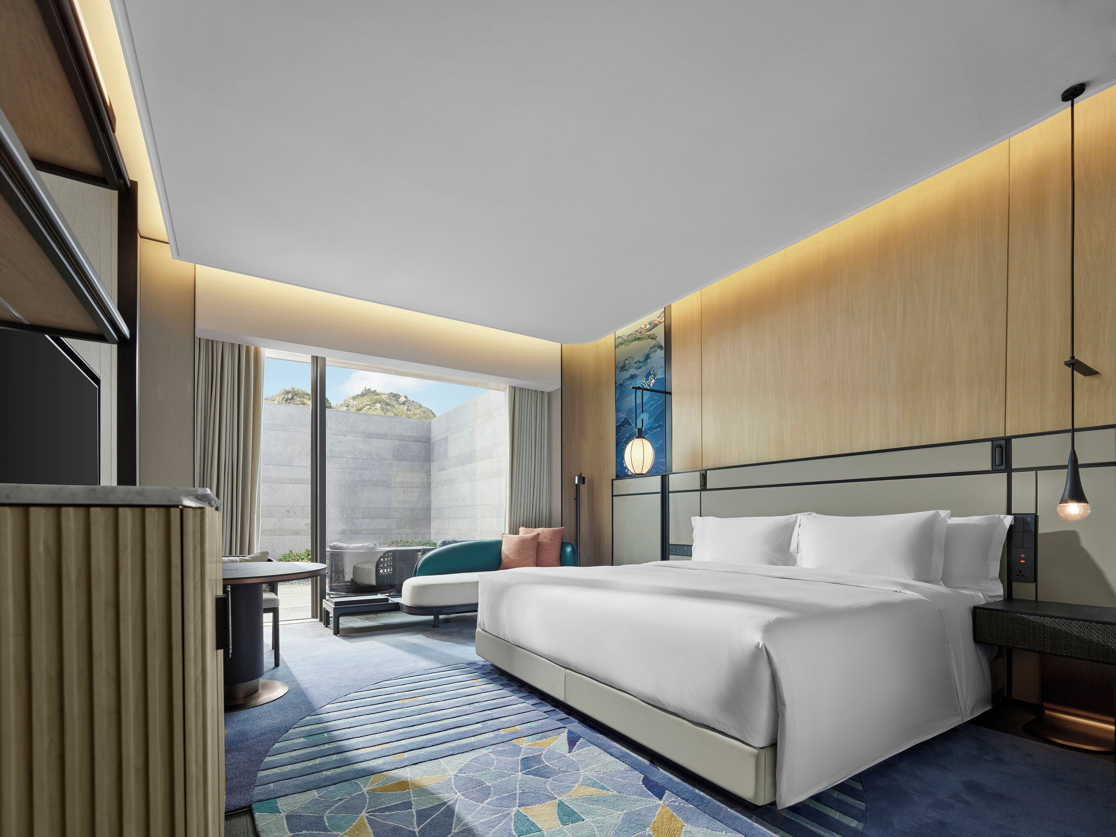 Room, 1 King Bed, Mountain View, Courtyard Area | Premium bedding, down comforters, pillowtop beds, free minibar items