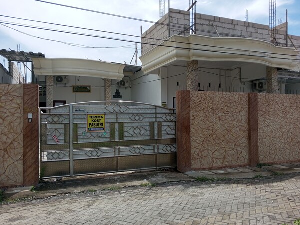 Oyo Life 92543 Ratu Sakti Residence Syariah - Semarang