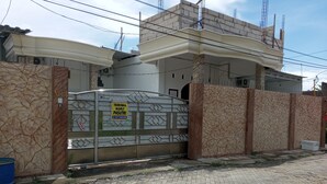 A gated property with a sign indicating a price of 1,000,000. - OYO Life 92543 Ratu Sakti Residence Syariah (Semarang)