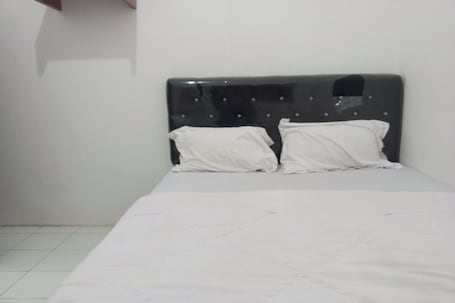 Standard Double Room | Desk, bed sheets