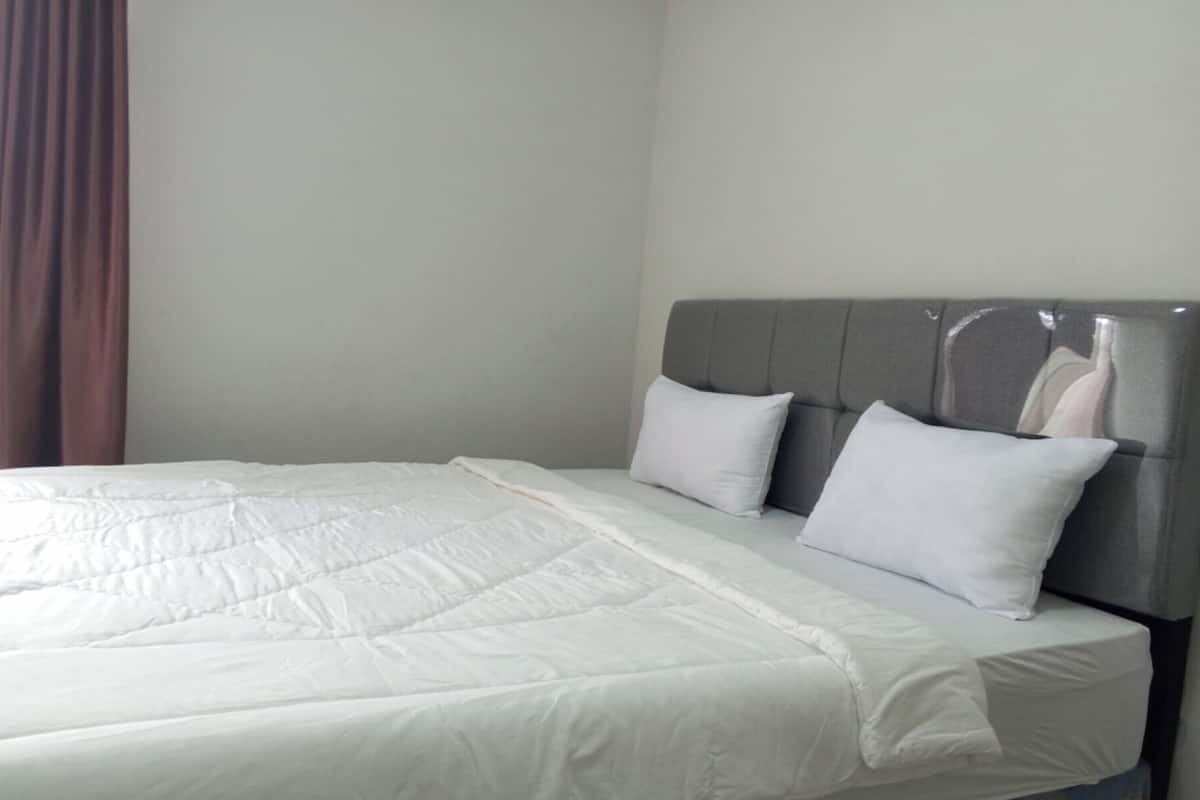 Deluxe Double Room | Desk, bed sheets