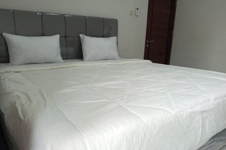 Deluxe Double Room | Desk, bed sheets