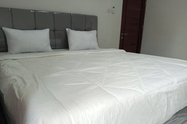 Deluxe Double Room | Desk, bed sheets - OYO Life 92543 Ratu Sakti Residence Syariah (Semarang)