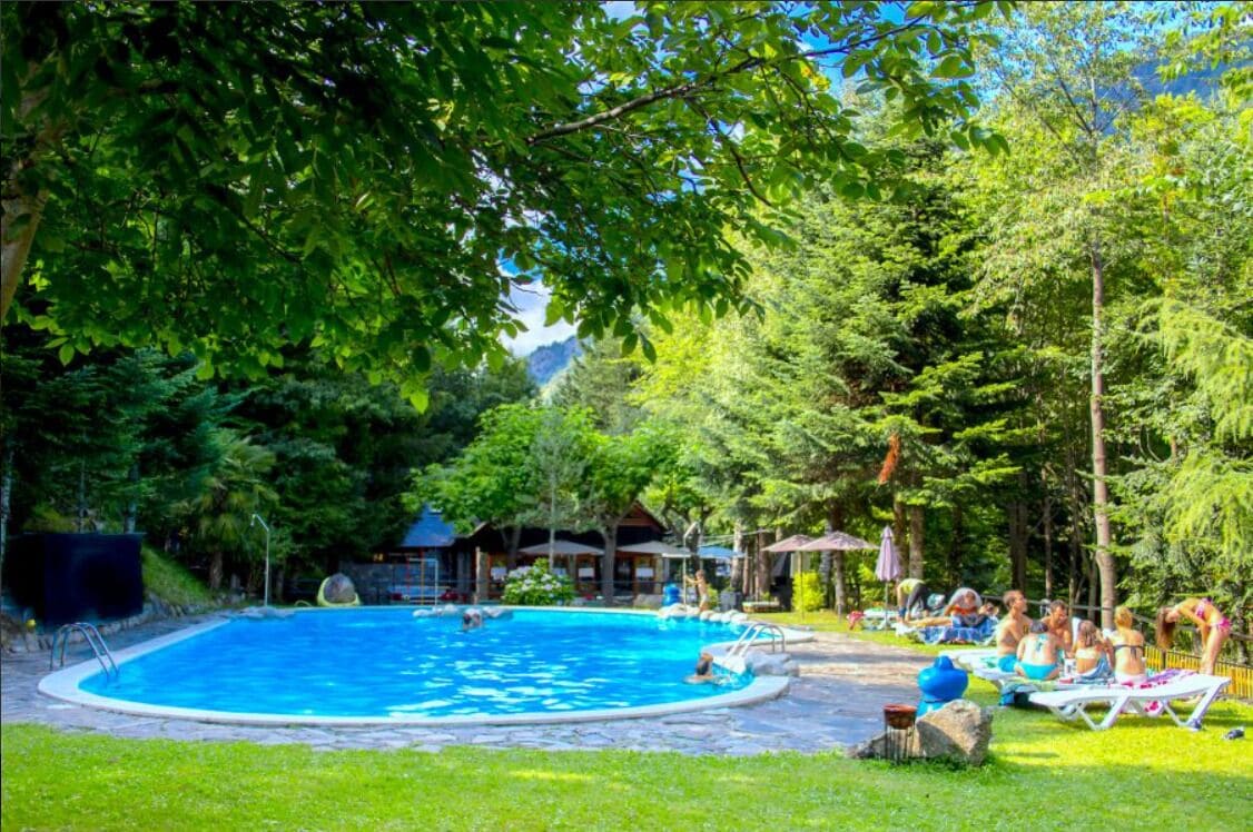 Una piscina cubierta, una piscina al aire libre de temporada