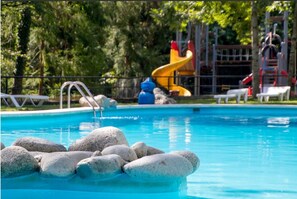 Piscina coperta, piscina stagionale all'aperto
