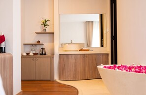 Executive Suite, 1 Bedroom, Balcony, City View | Bathroom | Rainfall showerhead, designer toiletries, hair dryer, bathrobes