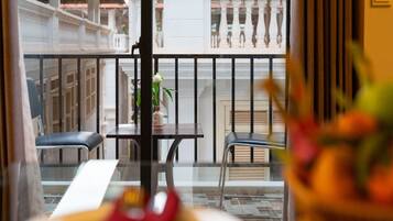 Deluxe-Zweibettzimmer, 1 Schlafzimmer, Balkon, Stadtblick | 1 Schlafzimmer, Minibar, Zimmersafe, Schreibtisch