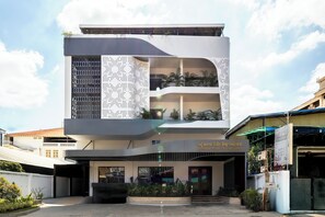 A modern building with a sign reading "SIEM REAP RIVER VIEW RESIDENCE." - SIEM REAP RIVER VIEW RESIDENCE (Siem Reap)