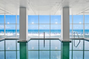 Una piscina techada, una piscina climatizada