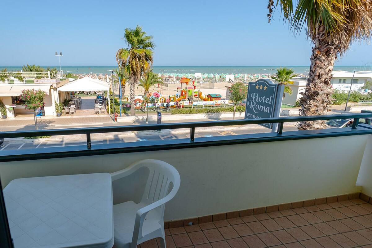 Habitación triple Confort, varias camas, balcón, vista al mar | Caja de seguridad en la habitación y escritorio