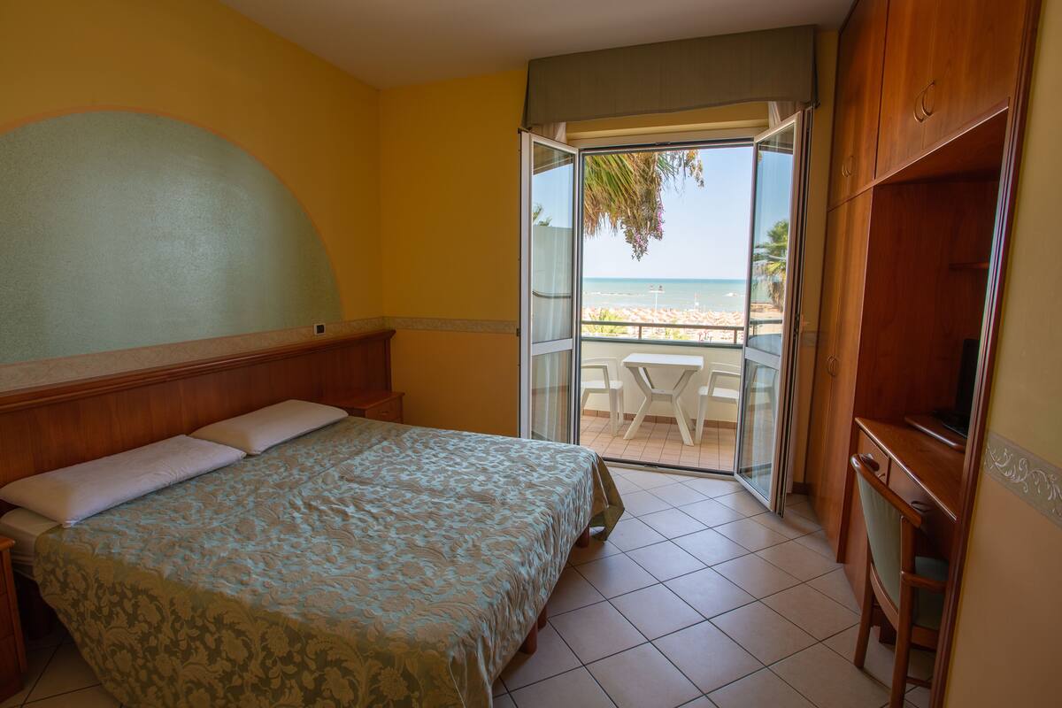 Habitación doble estándar, 1 habitación, balcón, vista al mar | Caja de seguridad en la habitación y escritorio