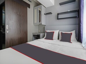 Deluxe Double Room | Desk, free WiFi, bed sheets - OYO Life 92649 Jarrdin Apartment By Glory (Bandung)